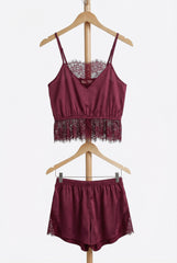 مجموعة أنيقة من الساتان والدانتيل ذات قطعتين